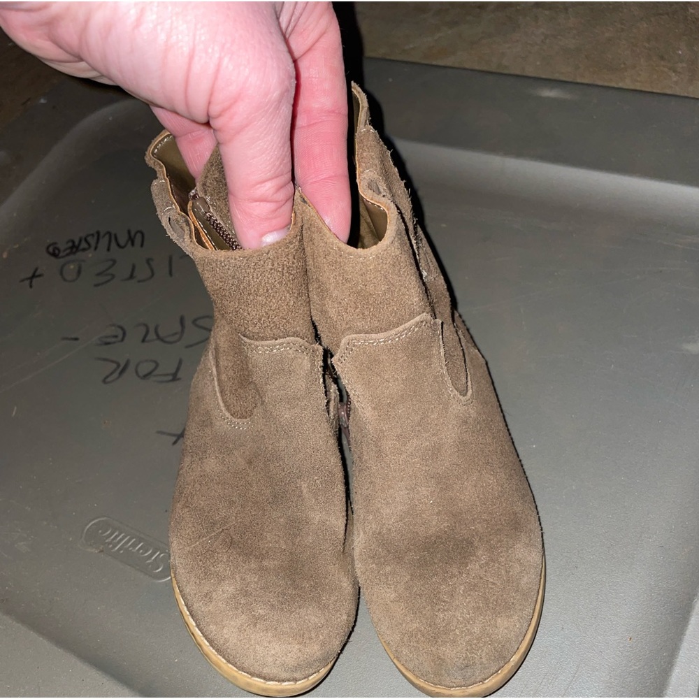 Girl brown suede boots